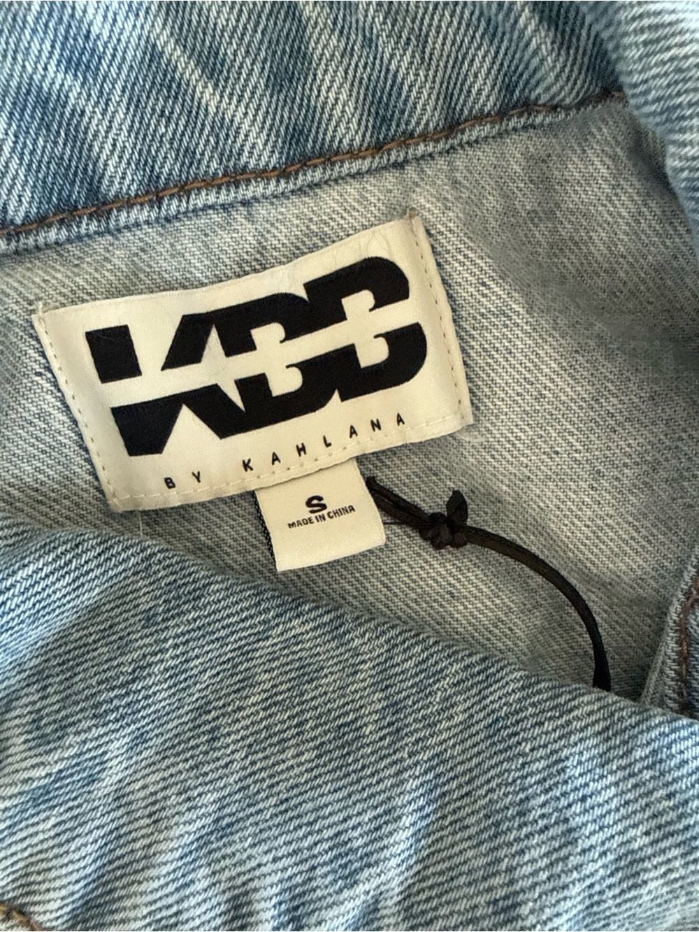 KBB by KAHLANA Women's 'The Denim Jacket' - Light Wash - Picture 5 of 6